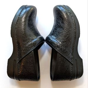 Dansko XP Black Floral Embossed Leather Clogs Women's Size 39 US 8.5-9
